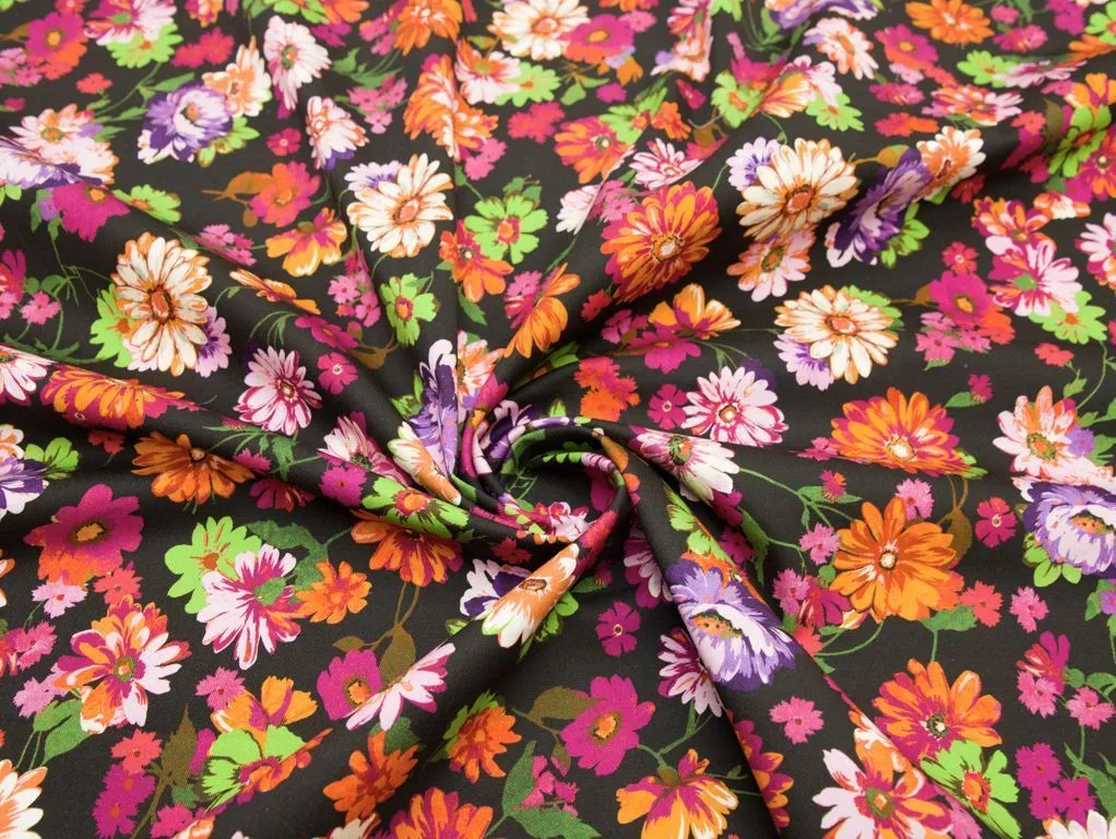 Джинса с ярким цветочным рисунком на черном фонеизображение